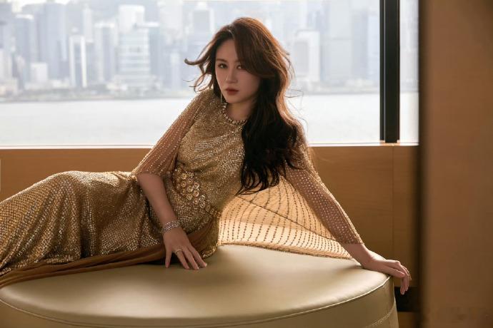 马丽金像奖金色流光裙直接被美到失语！喜剧女王的港风鎏金造型太绝了，一袭金色流光裙