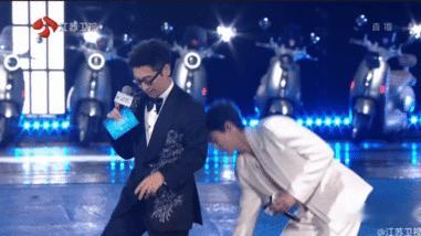 王鹤棣帮主持人清理脚下被缠住的彩带王鹤棣帮主持人清理脚下的彩带 王鹤棣帮主持人清