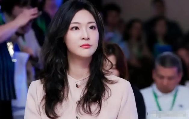 她是"排球女神"，嫁给了"北大才子"杨臻博，可结婚好几年肚子一直没动静，最后查出