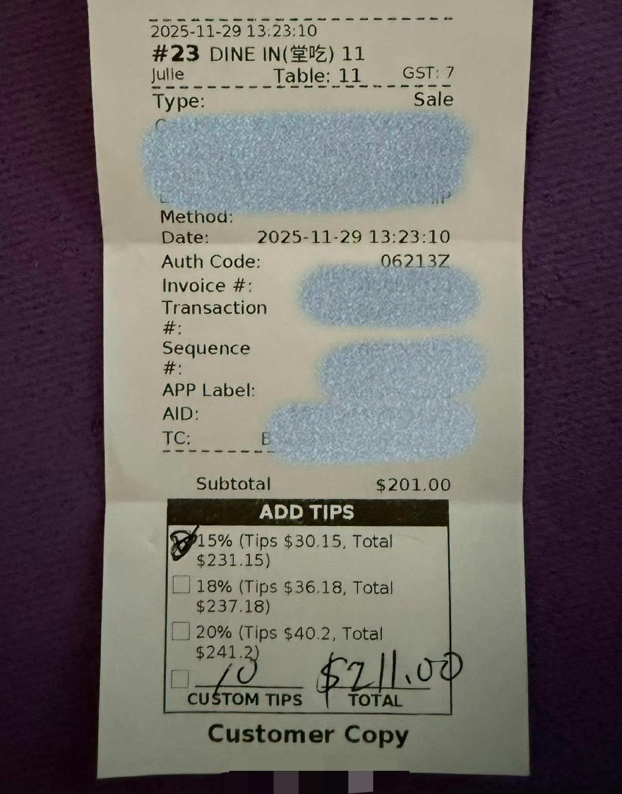 一美国华人吐槽在洛杉矶中餐馆吃饭，服务没有，小费还擅自多收，简直奇葩的要死，以后