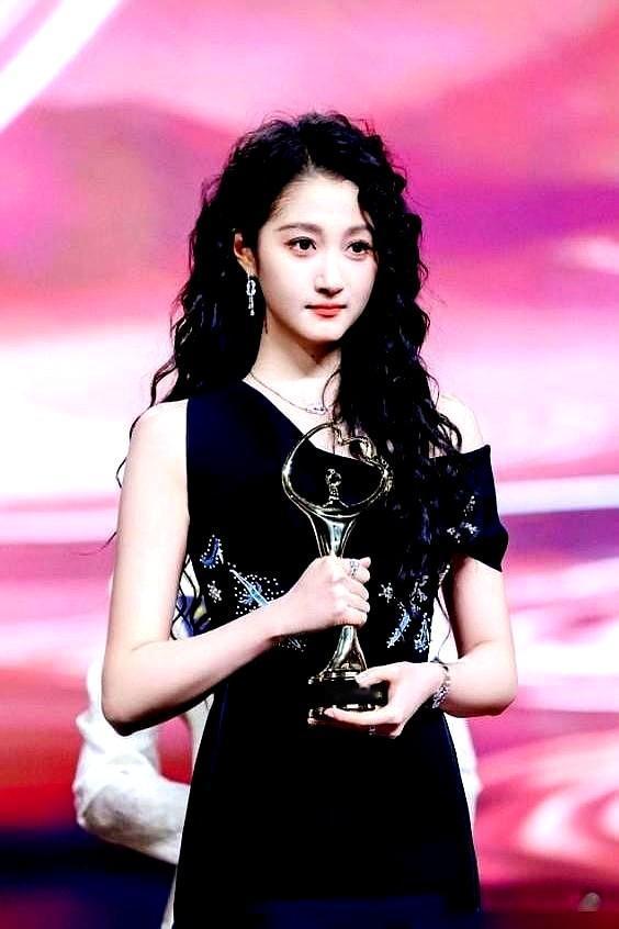 看着“一鹿彤行”连夜撤掉的招牌，我心里挺不是滋味的。
400多天零互动，连守了那