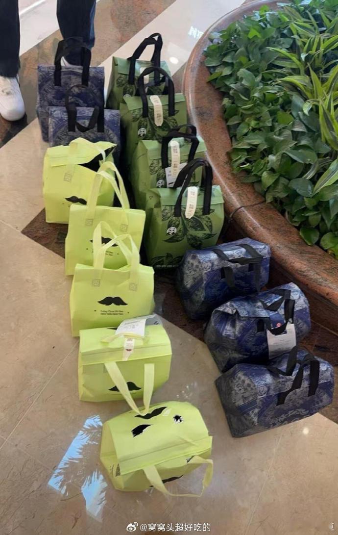 Angelababy请线下粉丝喝奶茶 Angelababy今日品牌活动请线下粉丝