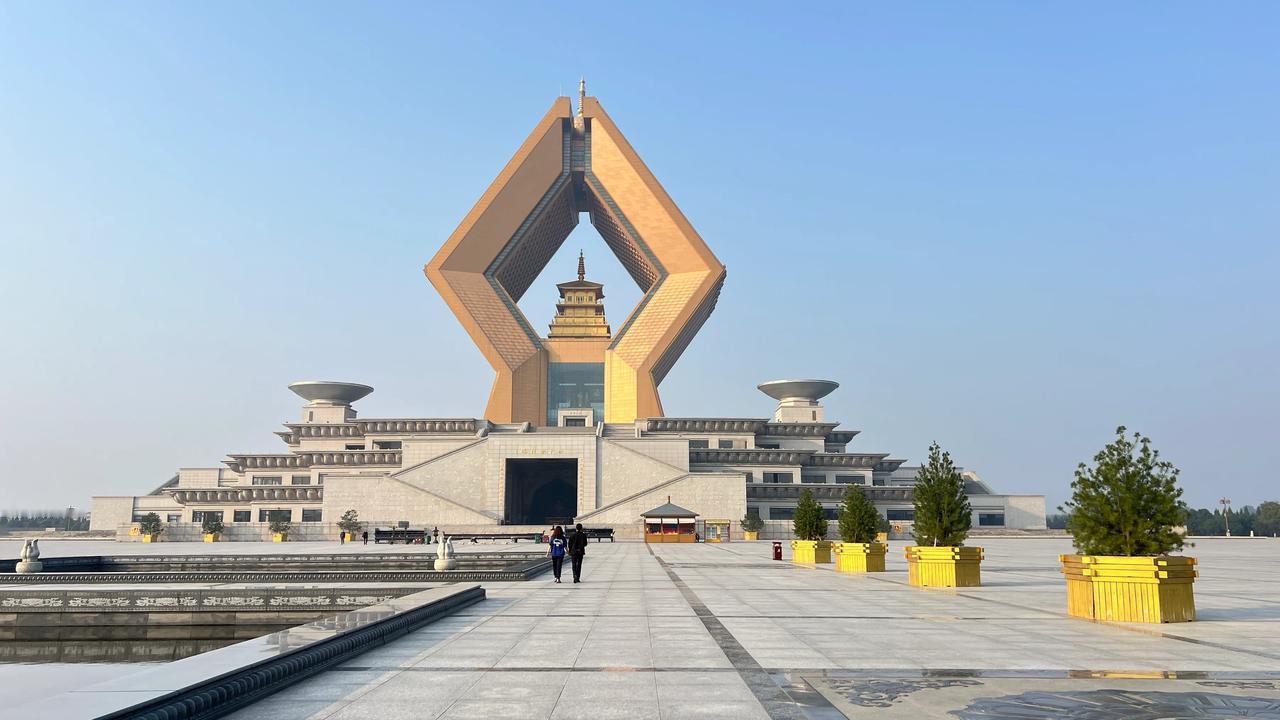 法门寺，一个曾经因为出土了佛祖舍利而天下闻名的佛教寺庙，重建以后，却未必会再继辉