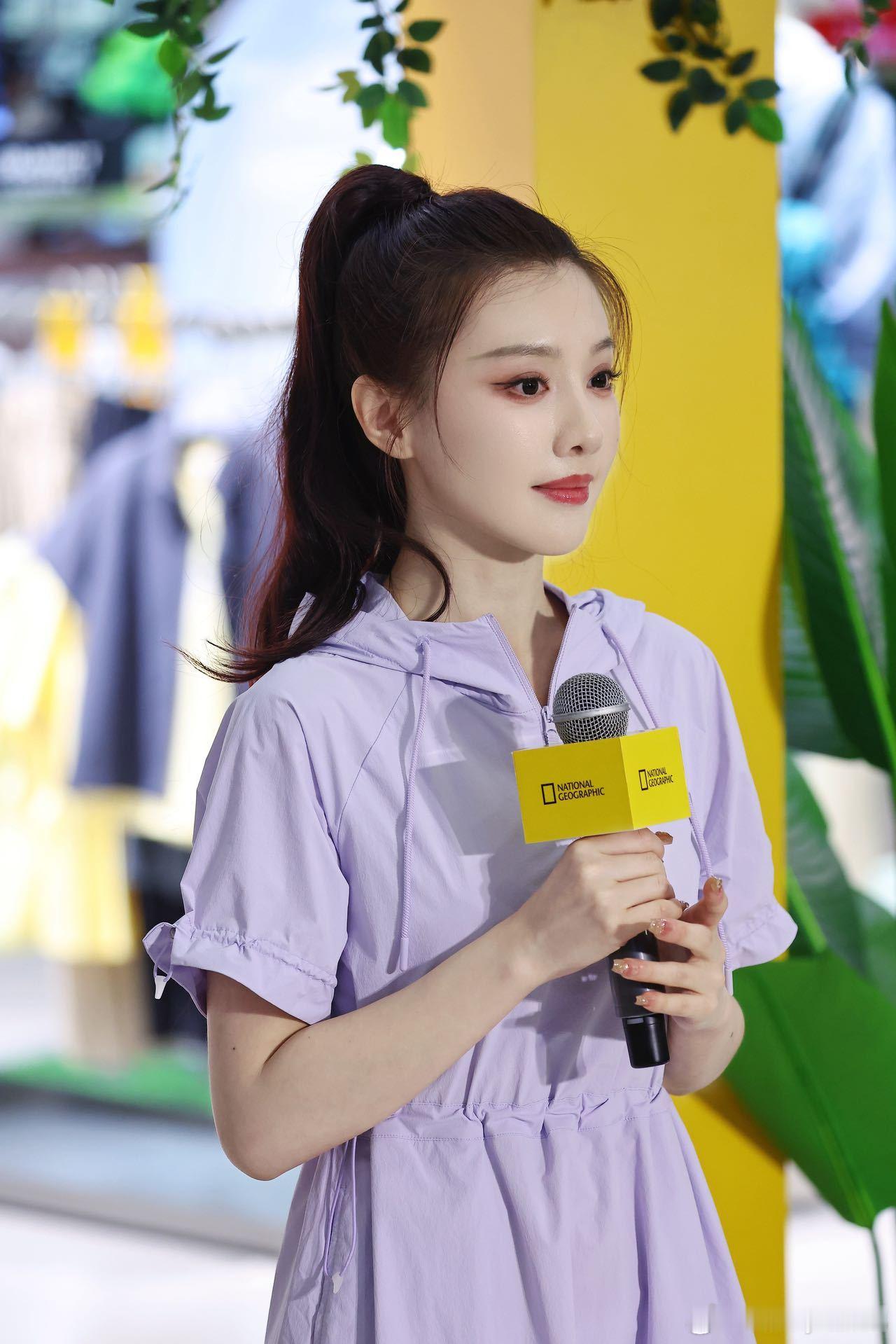 王鹤润原相机直出的美王鹤润线下活动人气摆脱舞台滤镜依旧惊艳十足，自然舒展的状态格