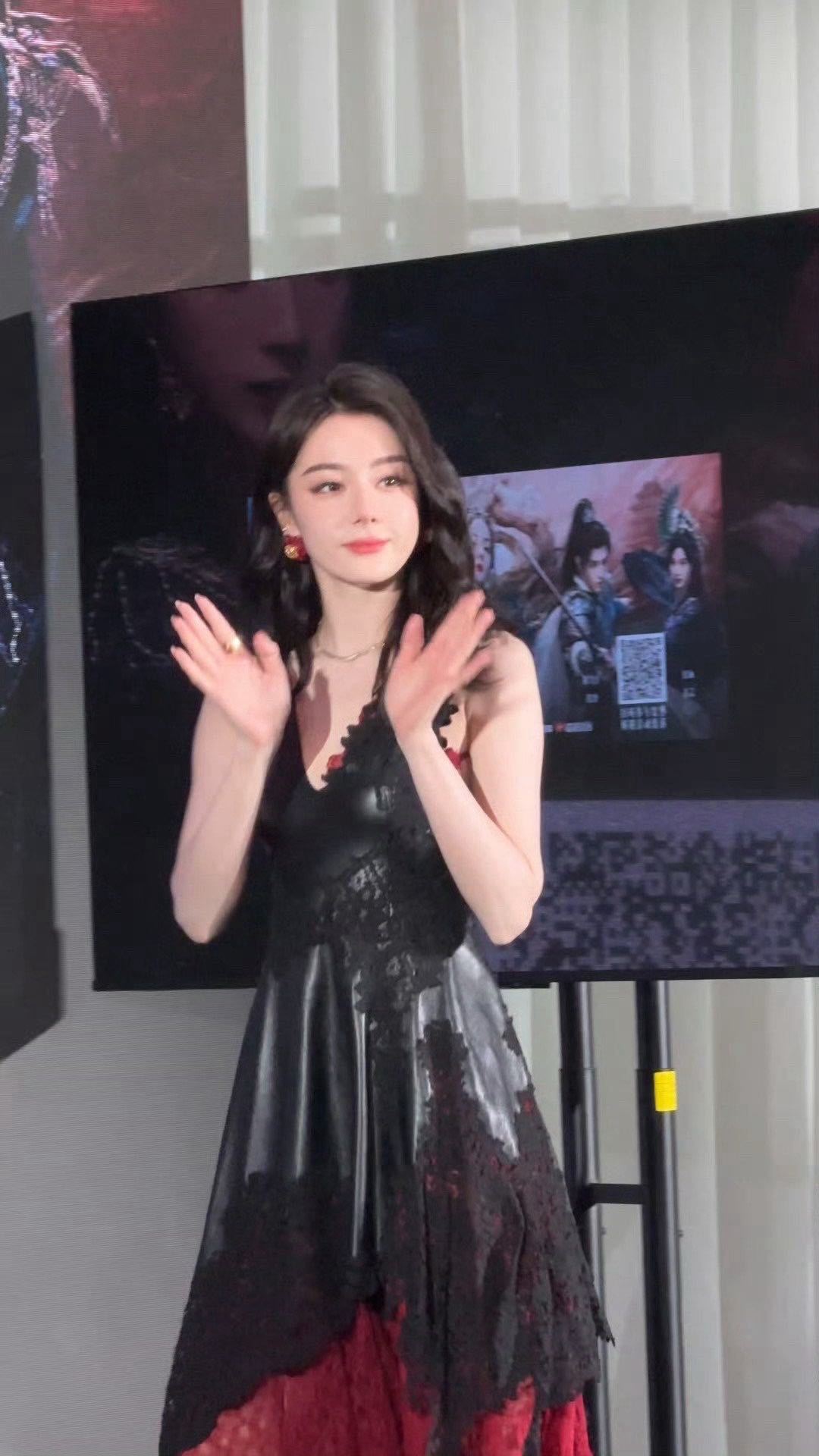 迪丽热巴张俪别试探了有市场迪丽热巴背后抱张俪白日提灯追剧团 啊啊啊热巴张俪这段复