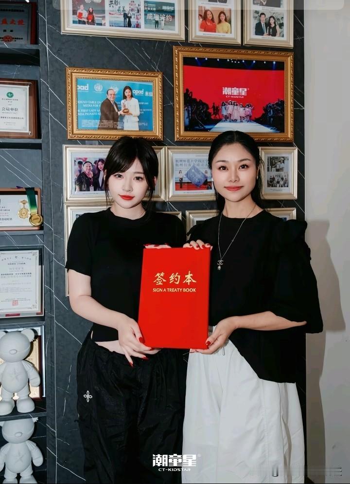3岁的闪闪已正式成为杭州潮童星的一名签约模特，这也就意味着闪闪自己也能赚奶粉钱了