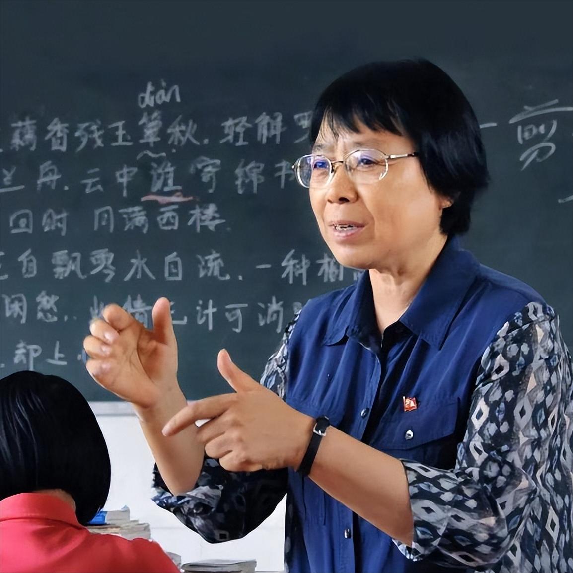 女中校长，张桂梅说，一个高三的女孩，她妈妈让她回家干活，而让他的弟弟去县城，补习