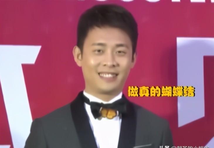 一次颁奖典礼上，有只蝴蝶飞到了张译的蝴蝶结上，迟迟没有离开，他在采访中哽咽着说：