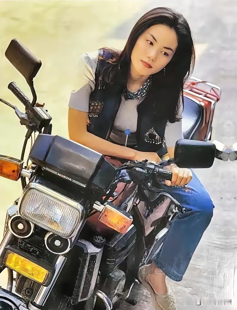 十年了，直到李亚鹏走出泥潭，王菲才轻声说：“现在好了。”

这话最近刷屏了。背景