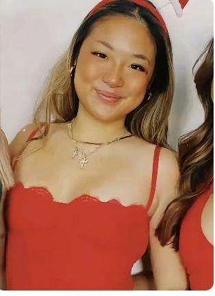 歌神张学友的大女儿的样貌真是让人一言难尽啊！她没有遗传到父母的好基因就算了，那黝