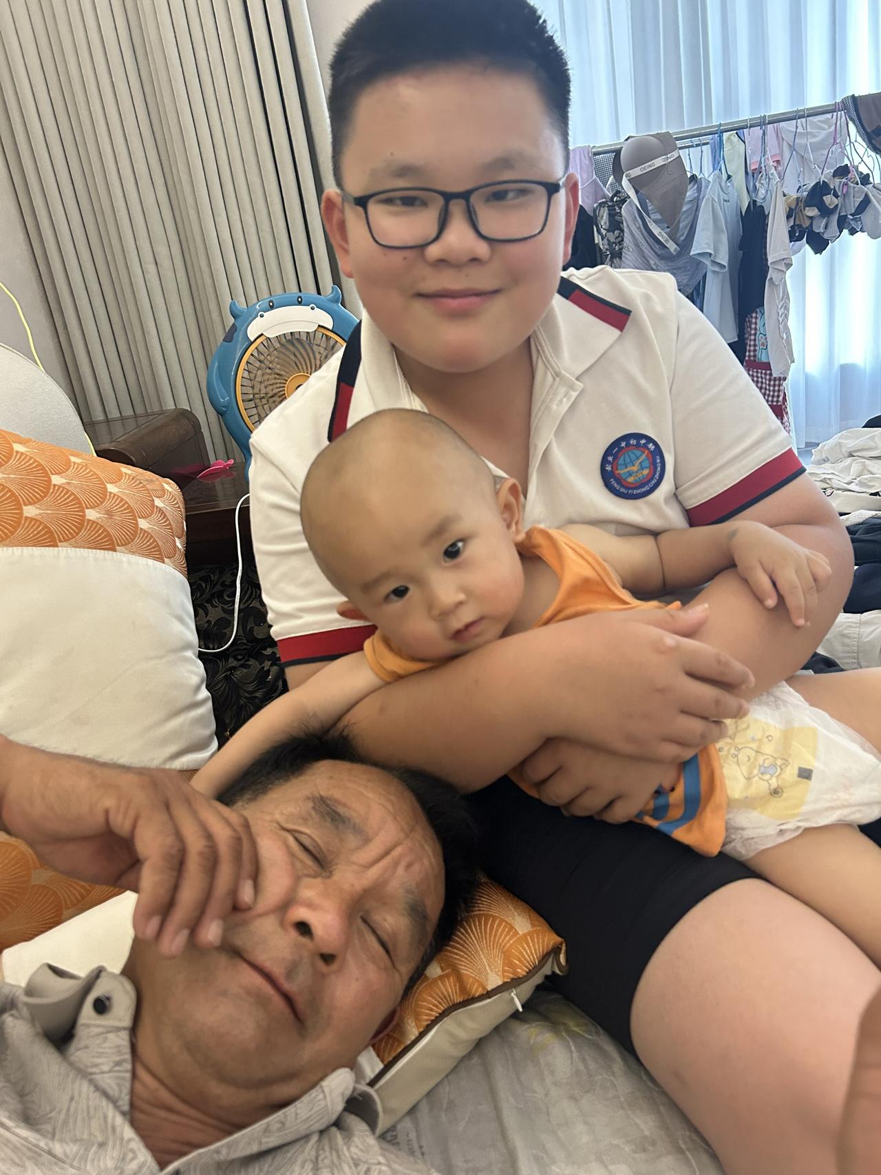 小铁蛋儿在舅舅怀里，真是好小一只