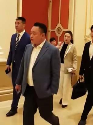 说白了，这就是塞翁失马。要是当年黄总没进去“休息”那几年，照他那股子冲劲儿，现在