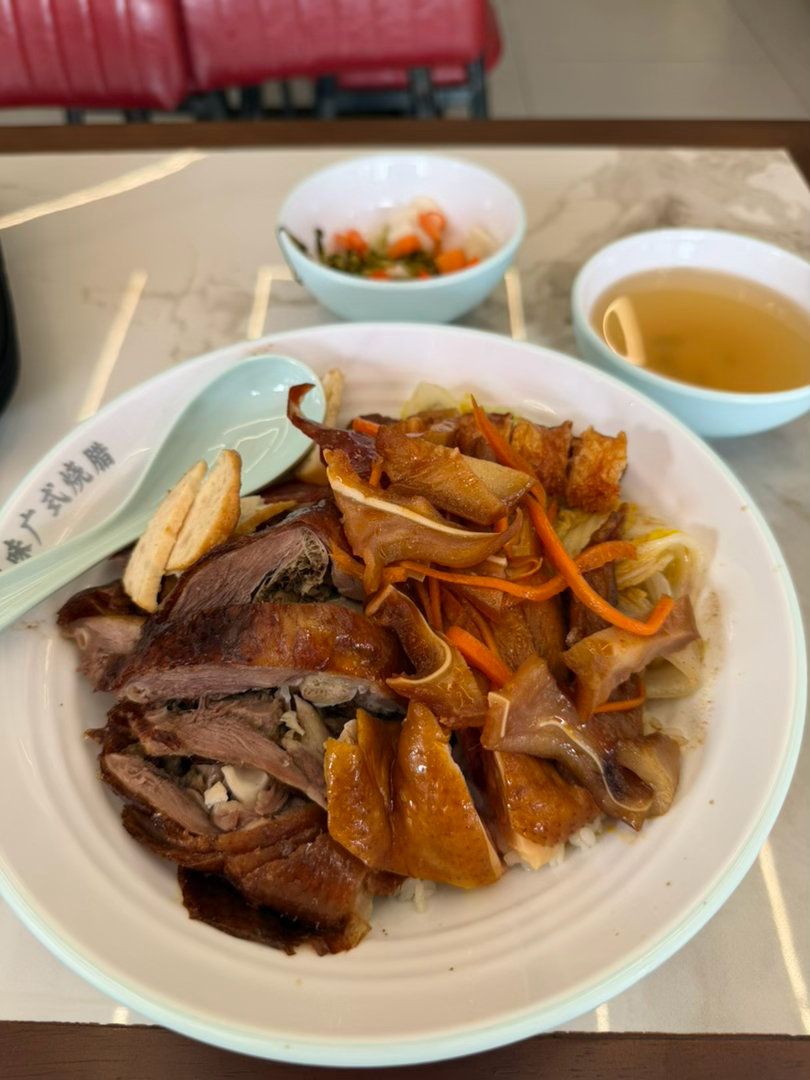 金桥蓝领的一天交涉了一下烧鹅，油鸡，香肠，猪肉卷，猪耳朵，烧肉还有绿豆汤