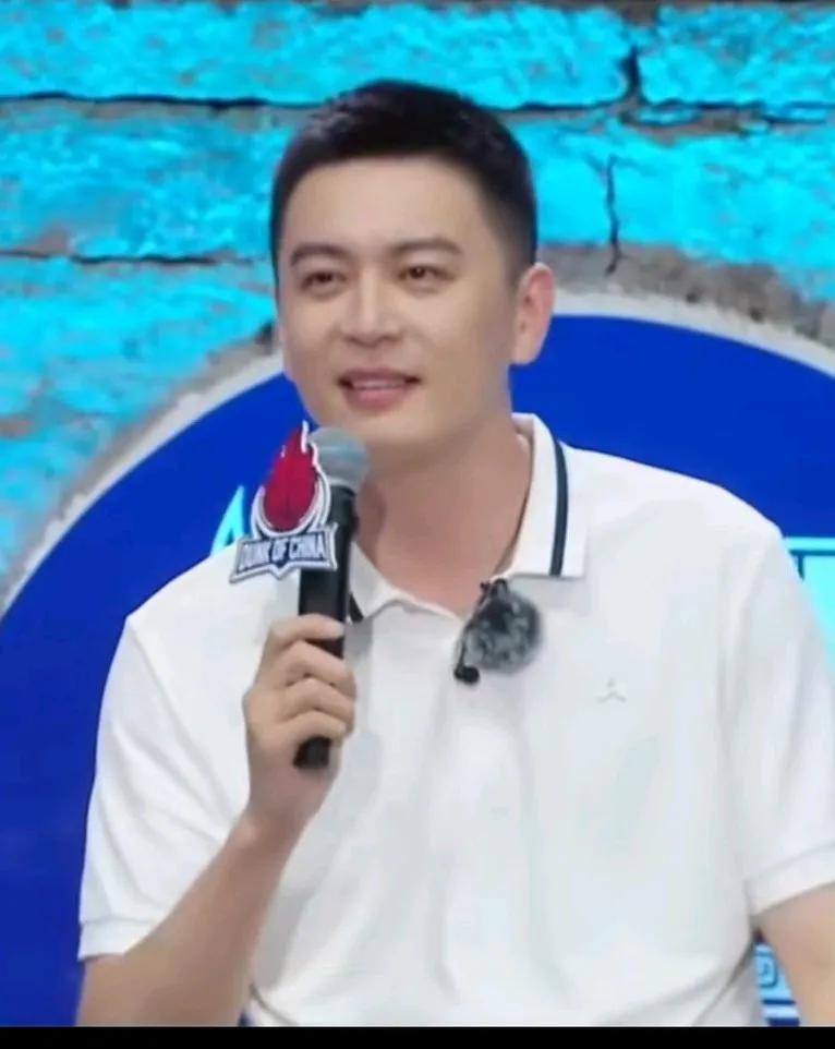 中国篮球界有没有比杨鸣更帅的男人？杨鸣在参加贵州村BA里有一个游戏环节，让杨鸣根