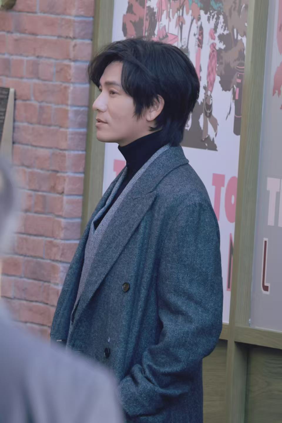 这居然不是十年前的陈坤吗陈坤线下活动状态鲨疯了，黑色高领内搭搭配灰大衣造型完全d