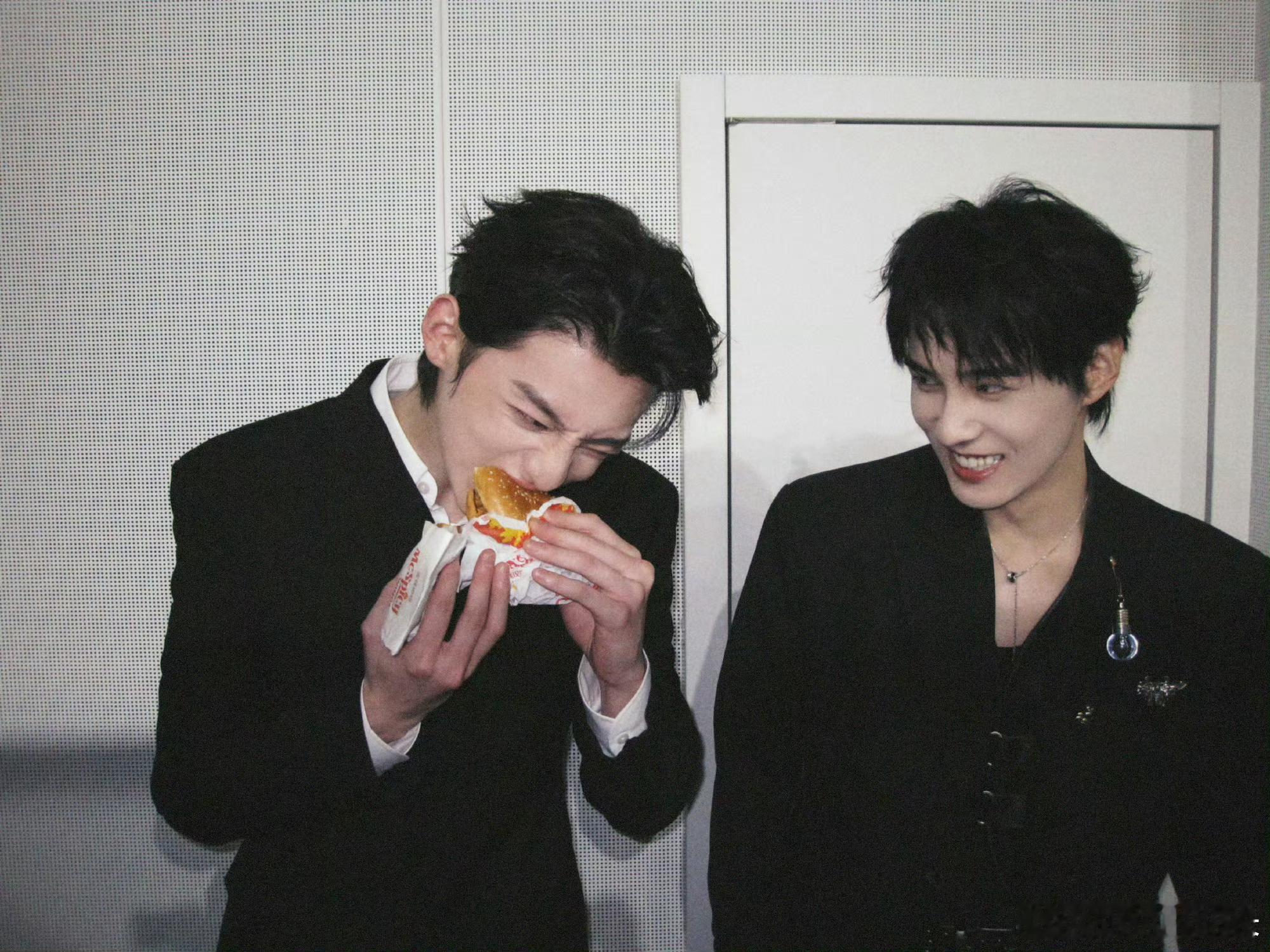 古子成 拍完你的拍你的 星光大赏后台太会整活！古子成化身合影狂魔超有梗，《来战》