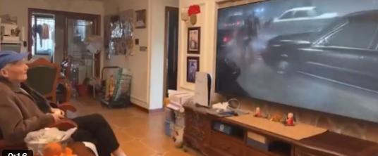 【一位91岁的游戏主播在没有任何攻略的情况下通关了一款恐怖游戏，一举成为社交媒体