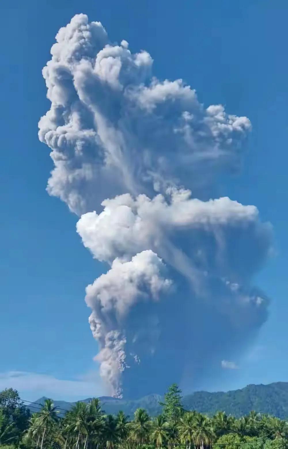 476年来最大喷发，印尼杜科诺火山在4月8日突然剧烈喷发，火山灰柱直接冲到10公