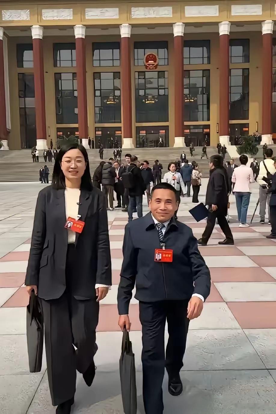 两会网络名人赞两会两会众多人大代表中，这位矮个子特别引人注目。他是两会人大代表贾