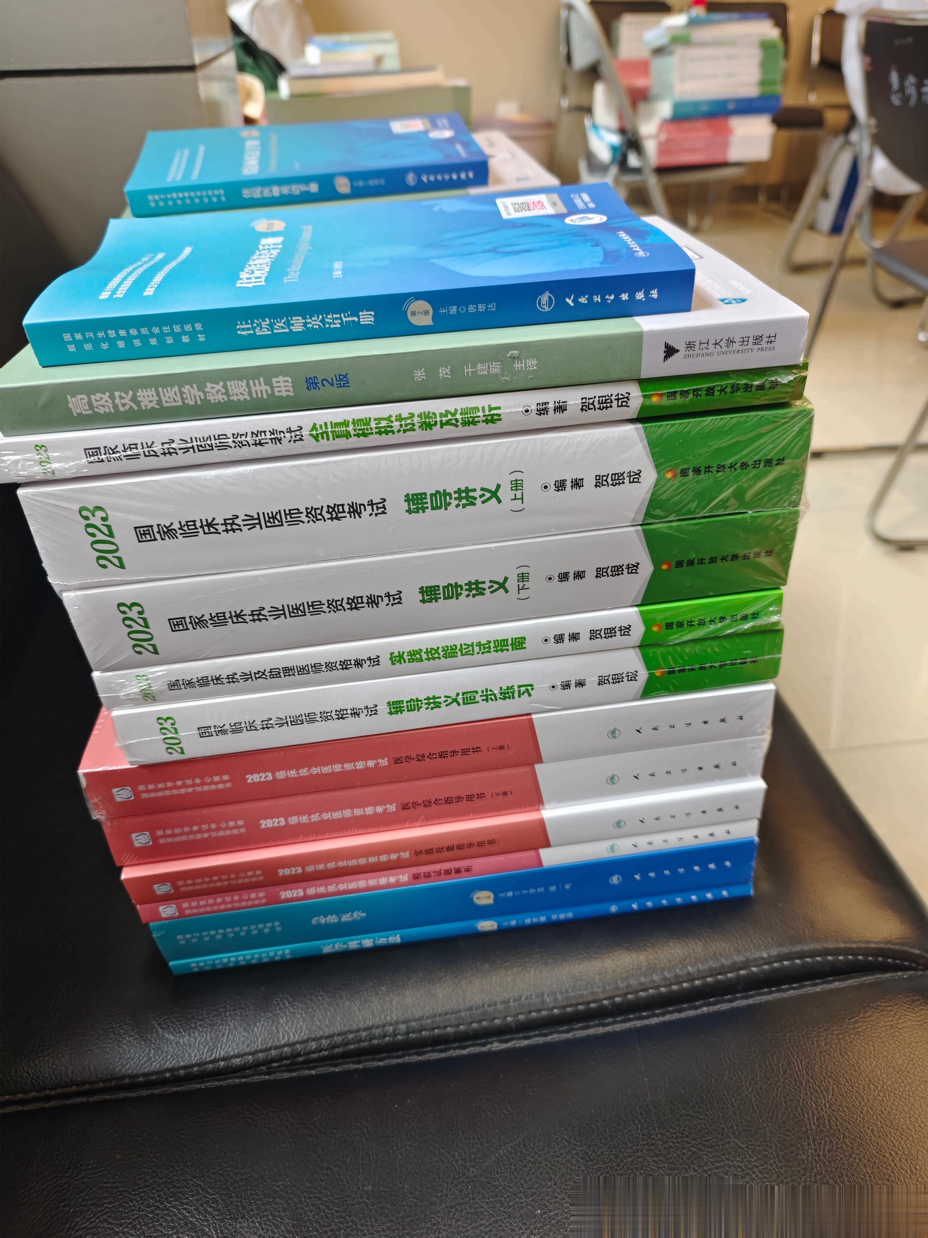 科室新的规培医生入科，一本本砖头书，真的和开学一样，医学生的苦只有自己懂[笑cr