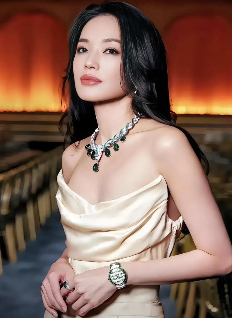 2005年，舒淇有一次去黎明家里做客，正吃着饭的时候，黎明爸爸突然大声说道：“我