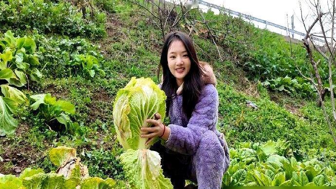 华表奖上月光白礼服，老家商场里紫绒睡衣。
 
网友镜头直接怼到脸上。鼻头肿着，脸