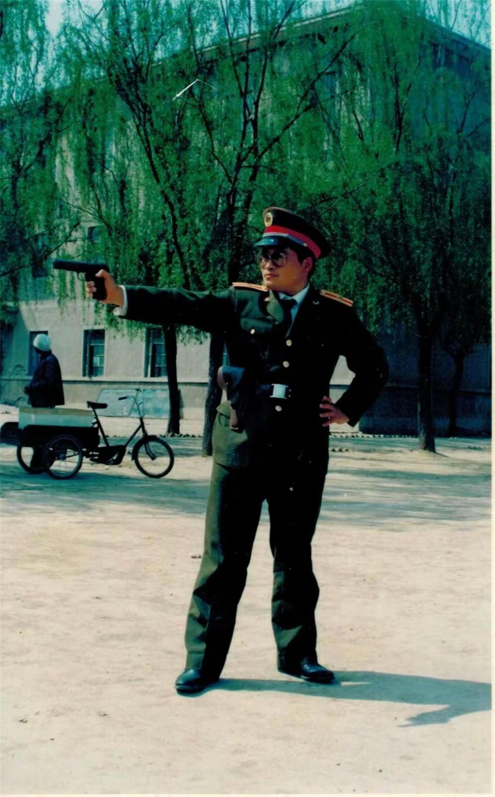 :三十年前，第一次真枪实弹穿军装，在独立营军训的模样。