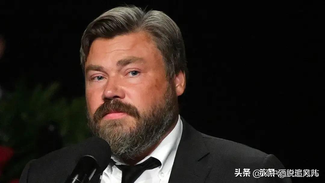 乌克兰的无人机炸了莫斯科炼油厂只是表象，真正炸开的，是俄罗斯内部压了很久的那道敏
