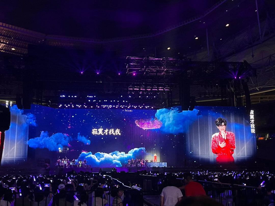 周传雄还为上海电台写过歌🌊电波传递岁岁年年，周传雄上海演唱会回望电台渊源，老歌