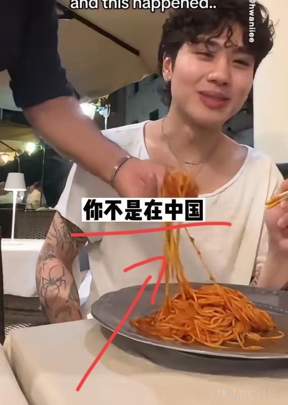中国游客在意大利用筷子吃意面，服务员看到后立马拿着叉子过来，对游客说：你在意大利