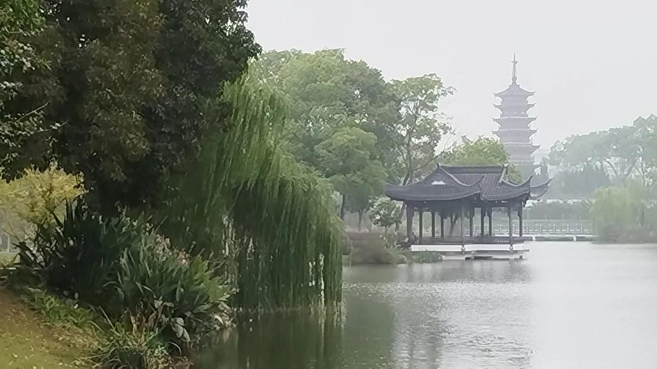 湖光山色，宁静如诗。