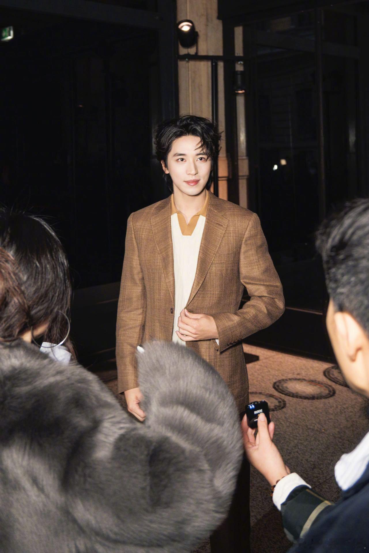 许魏洲发了和粉丝的合照是谁在屏幕再留下了泪水💧微博晒出了和米兰粉丝合照，大家围