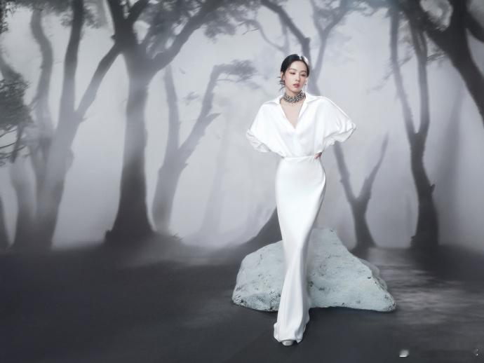 陈都灵戴了好多珍珠盛典上的每一瞬间都有陈都灵的身影，她的冷艳与高贵仿佛为这个冬季