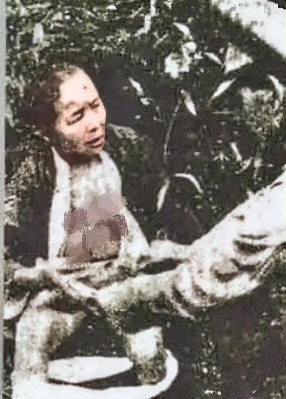 在这张照片中，一位年迈的妇女被日军强迫解开衣襟，脱下她的衣服，她的脸上没有表情，