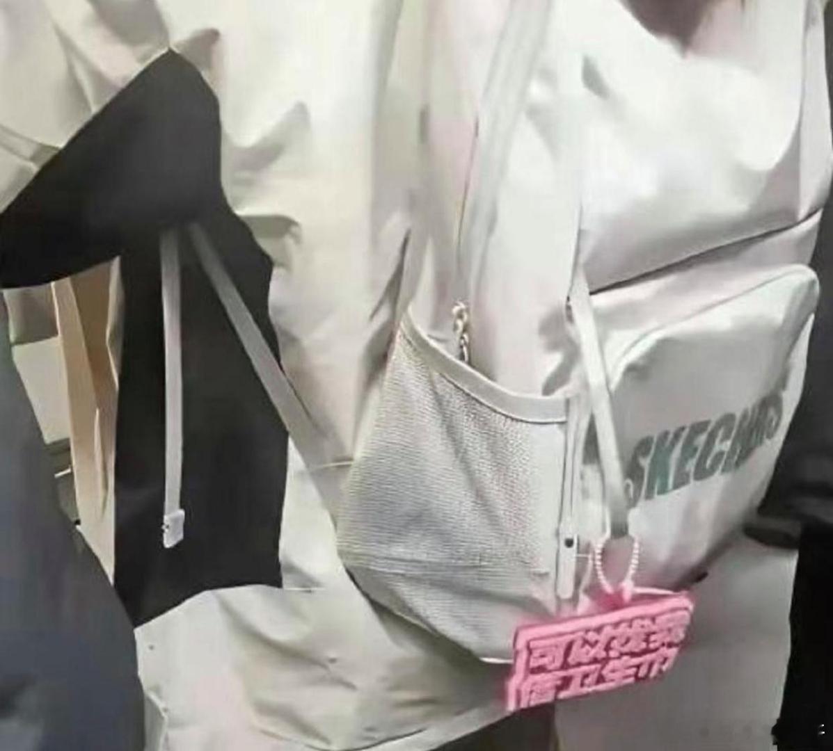 地铁上看到的，现在的小姑娘也太勇敢了 