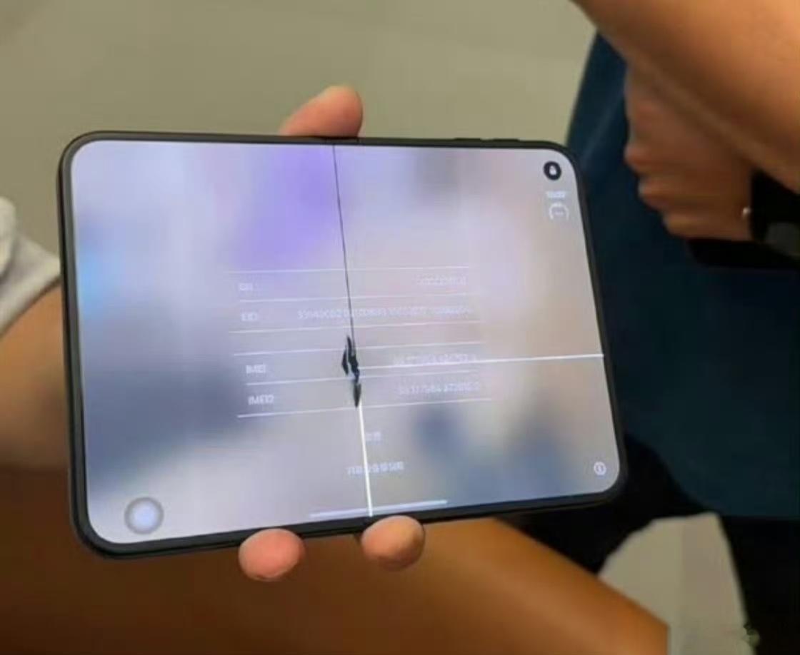 iPhoneDuo屏幕开裂这开售以来软件适配问题，屏幕开裂问题，真的成了后发劣势