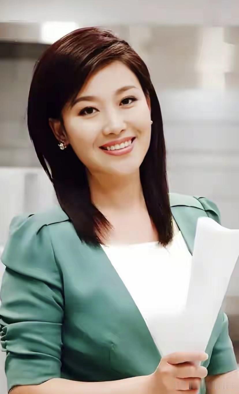 央视的美女主持人，身材丰腴，美得很大气，是继倪萍之后最有气质的一个主持人。

留