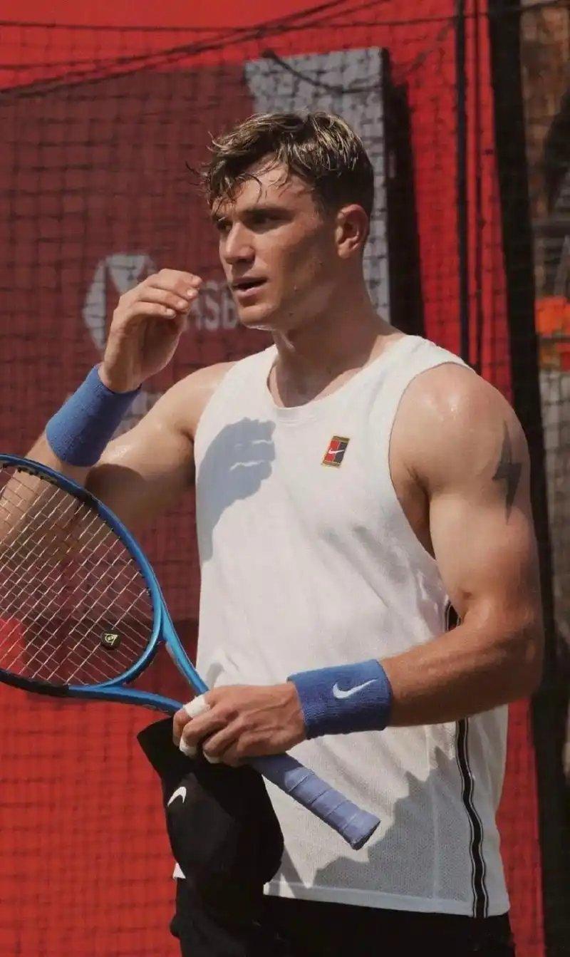 巴塞罗那首轮🇬🇧德雷珀被迫退赛。他和埃切维里的比赛打到第三盘收到膝伤的困扰。