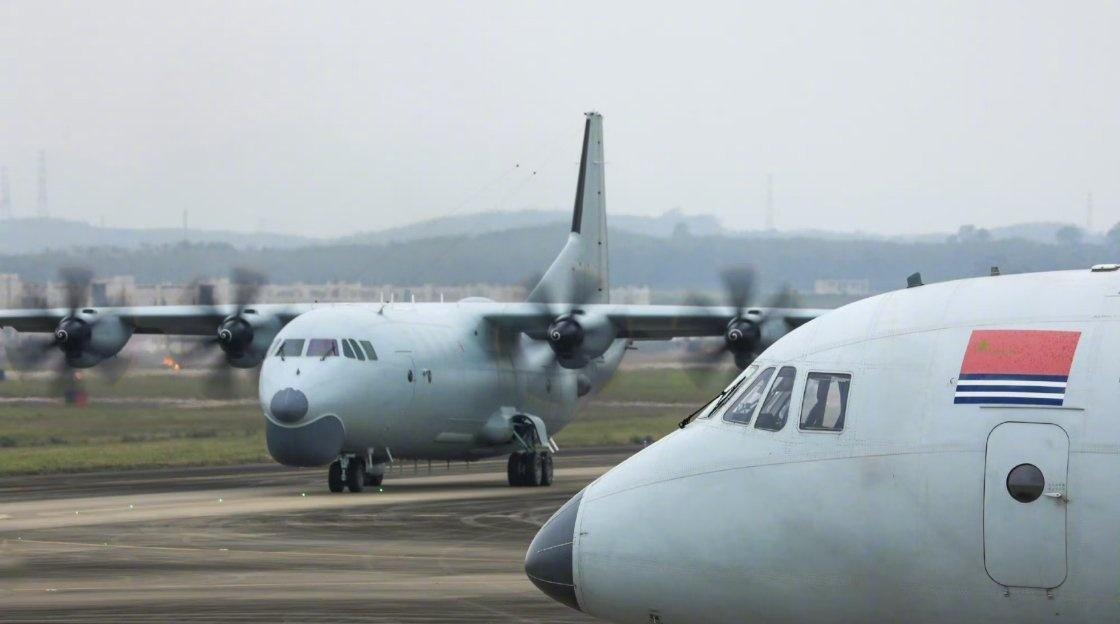 近日，南部战区海军航空兵开展多个实战化课目训练。反潜巡逻机、舰载机、歼击机、直升