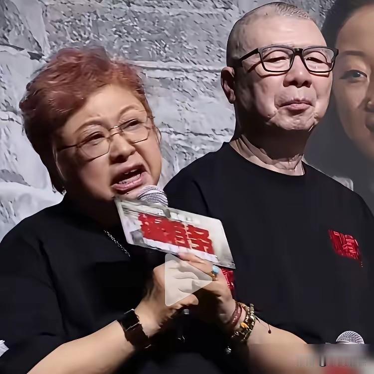 俗话说的好，一着不慎，满盘皆输。
她本来口碑很好的，只因为了一个站台，把自己弄的