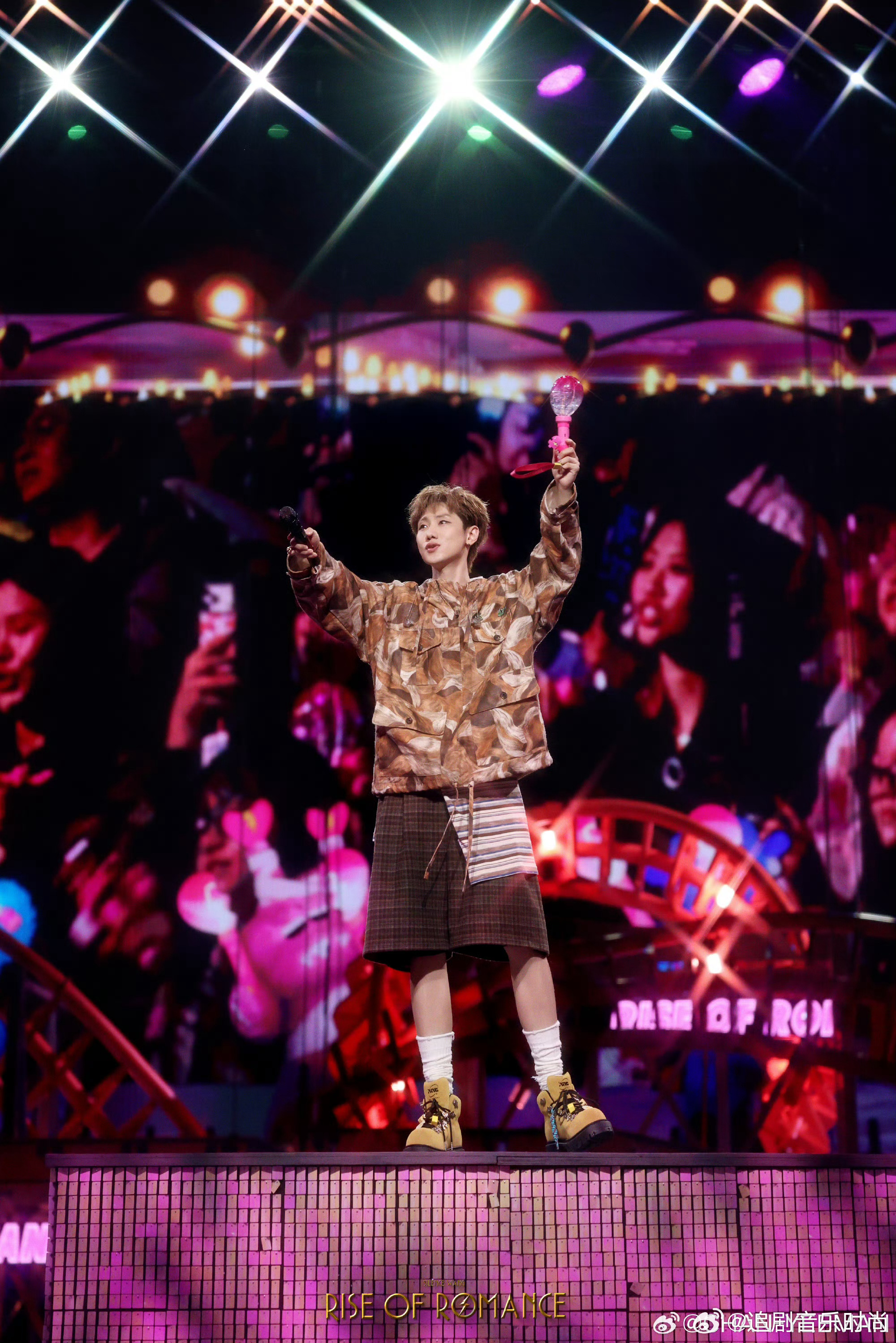 汪苏泷演唱会刚结束就批作业 每次演唱会结束，都是汪苏泷的“学习时间”。澳门场他又