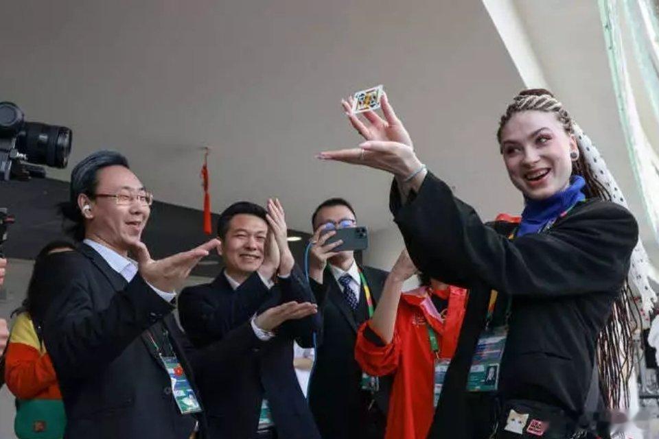 近日，俄罗斯2024年#世界青年联欢节# 在俄南部城市索契开幕。在展现各国特色的