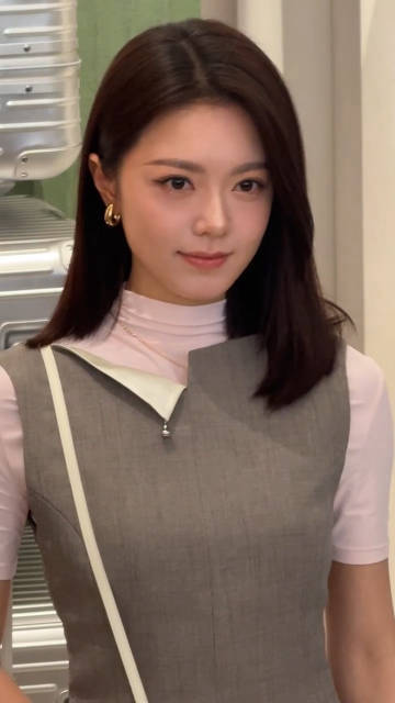 赵今麦做姐姐妹妹都精彩 赵今麦OL高智感   做姐姐做妹妹都精彩的一款女艺人，入