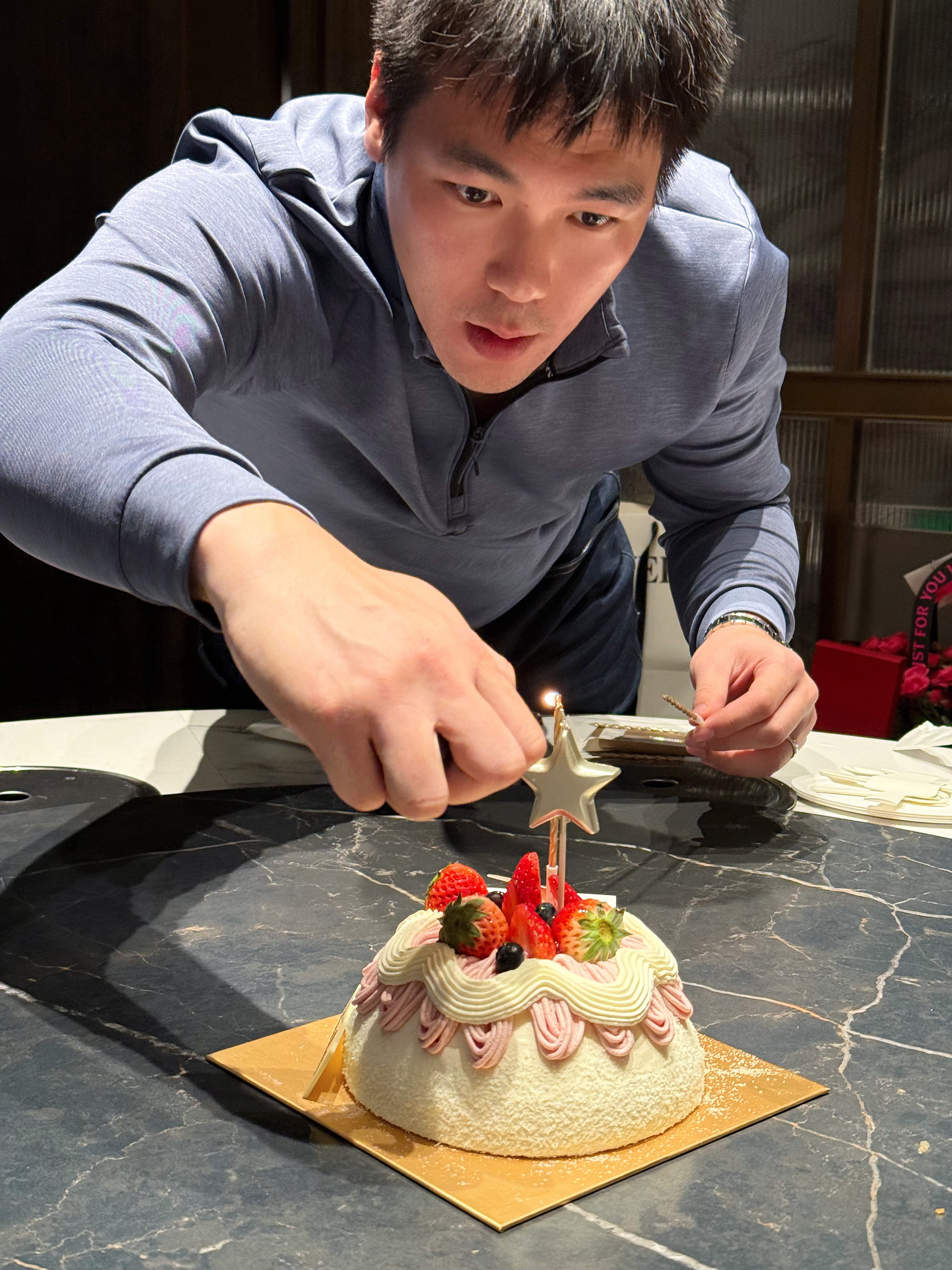 陈律师越过越幸福，我真替他感到高兴。[泪]  