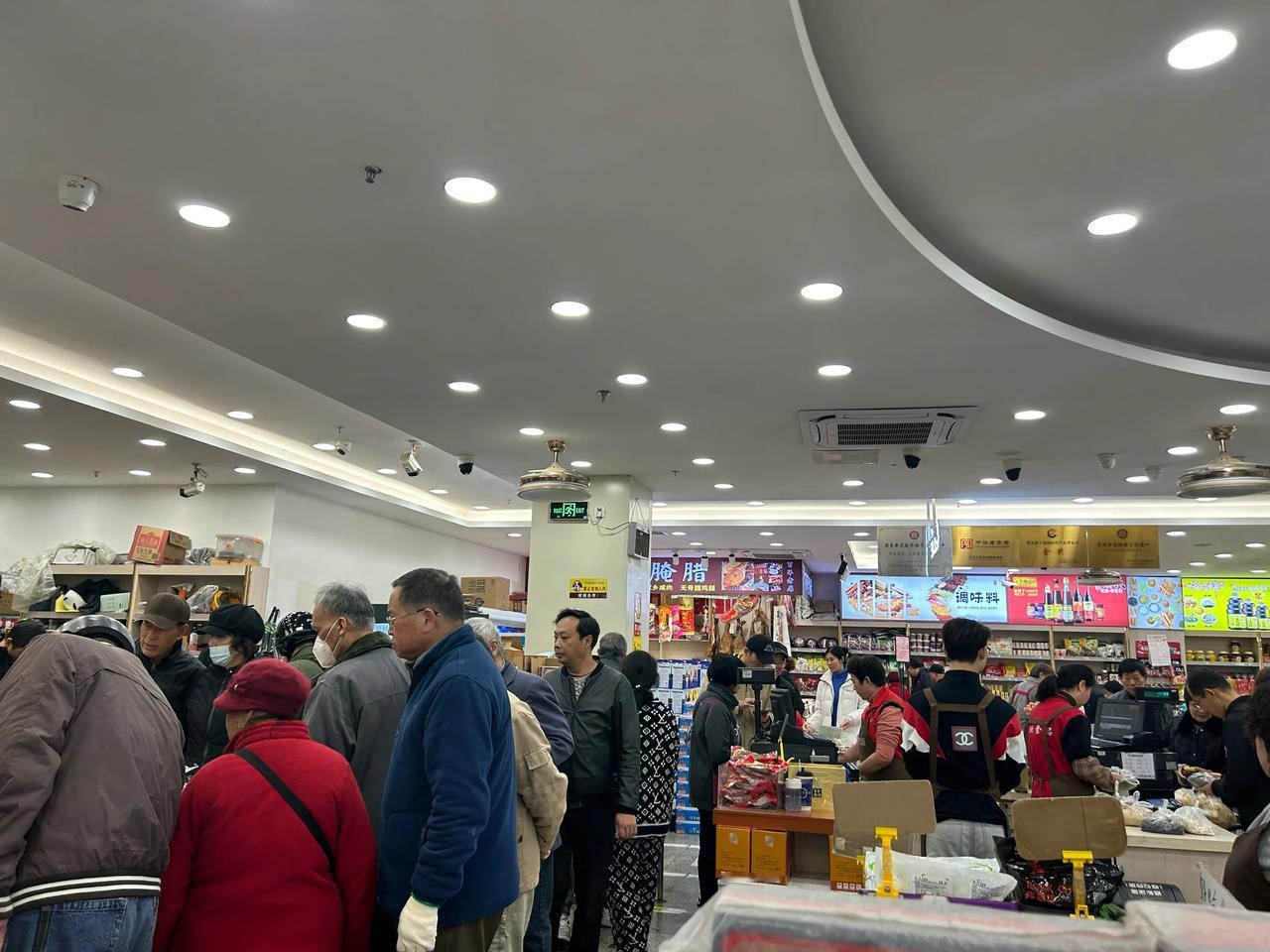 都说超市人少了，昨天路过多伦多附近食品店，人不是一般的多
路过看到很多人，从众心
