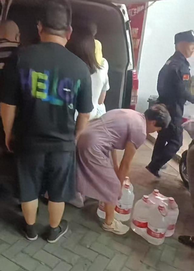 杭州余杭区居民反映自来水异常：味道像死老鼠，异地开钟点房洗澡