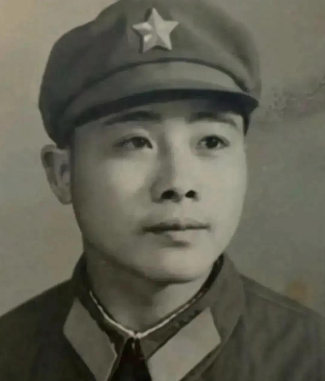 1979年，参军不到三个月的新兵肖德兵，在对越自卫反击战中的一次战斗中，上午入团