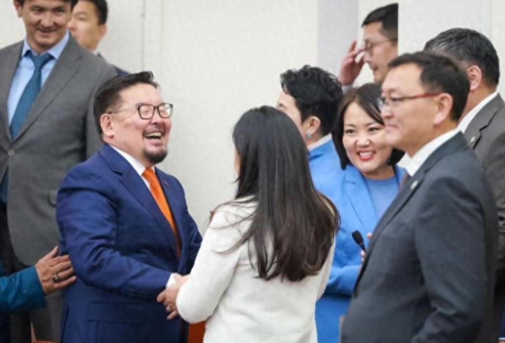 蒙古国总理赞丹沙塔尔，又辞职了。

干了九个多月，把国家经济增速从2.6%干到6