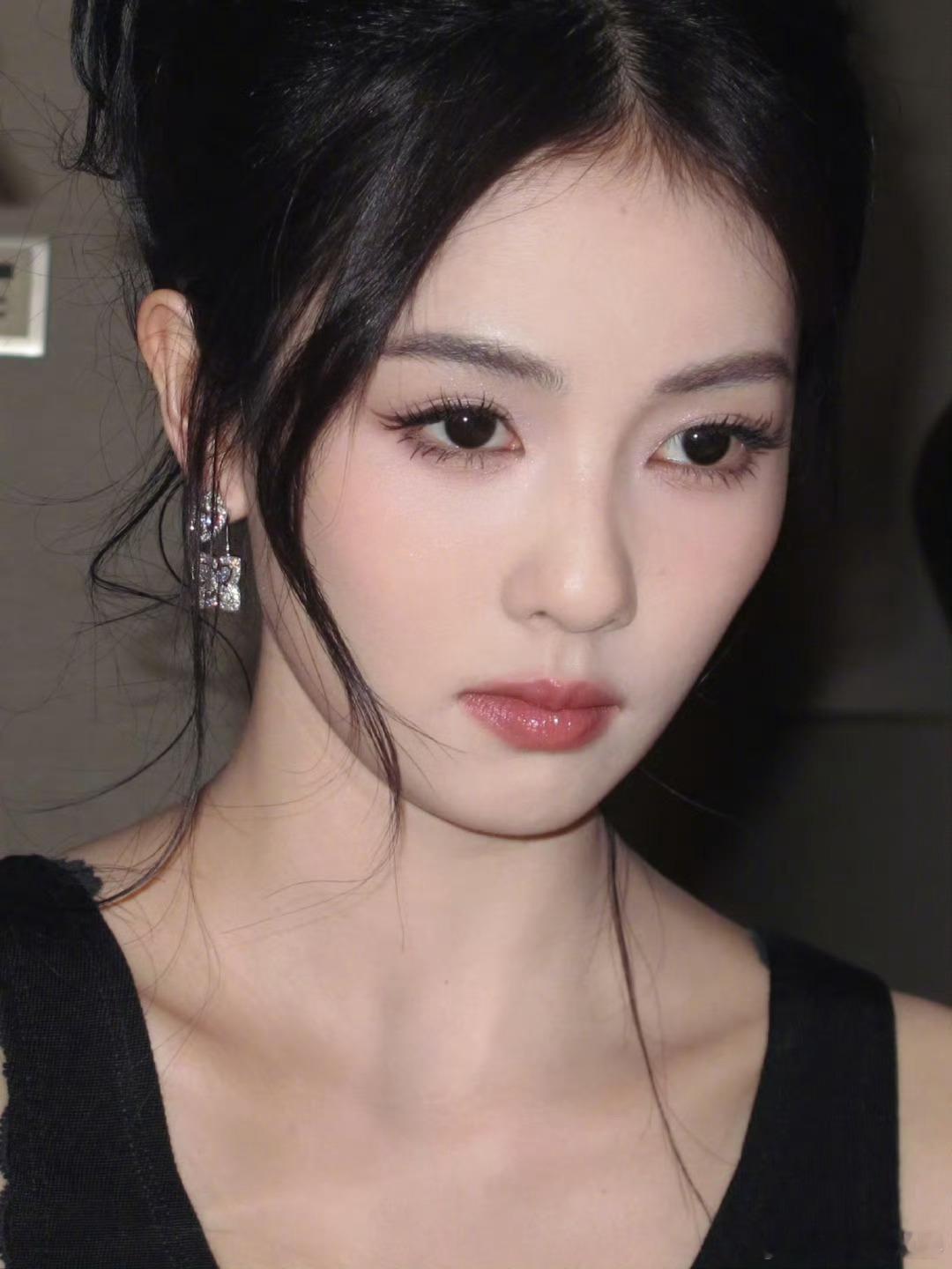 白鹿临江仙9宫格白鹿晒爱奇艺世界大会plog白鹿曾舜晞爱奇艺世界大会合照 白鹿又