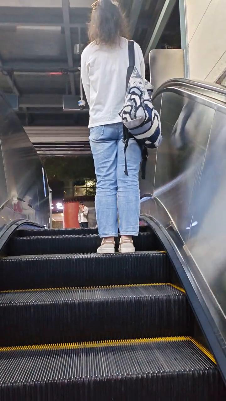 安全乘梯，请握紧黑色扶手带，不踩踏黄线。